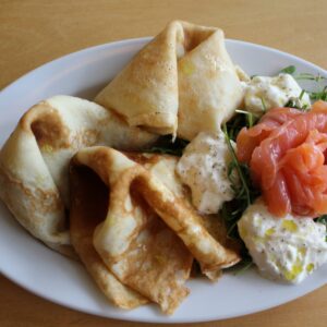 Блинчики со сливочным муссом и слабосолёной семгой